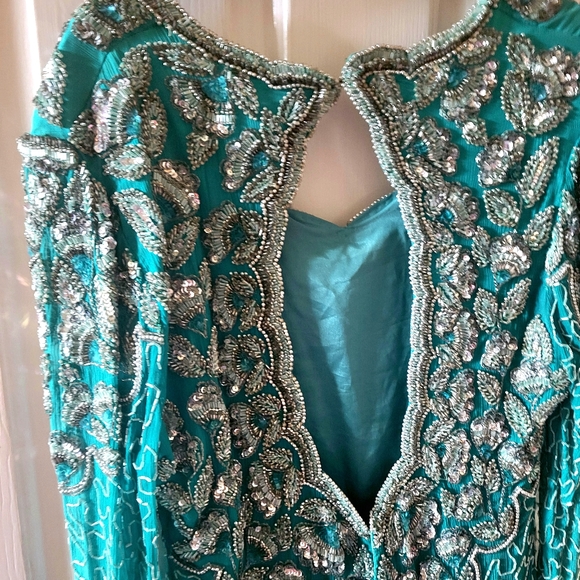 STUNNING VINTAGE BEADED GOWN - Picture 5 of 7
